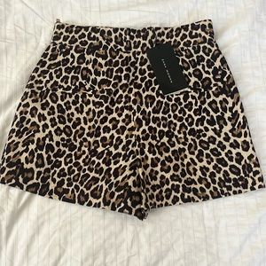 Never worn Zara woman high waisted leopard shorts. Size XS. Side zipper